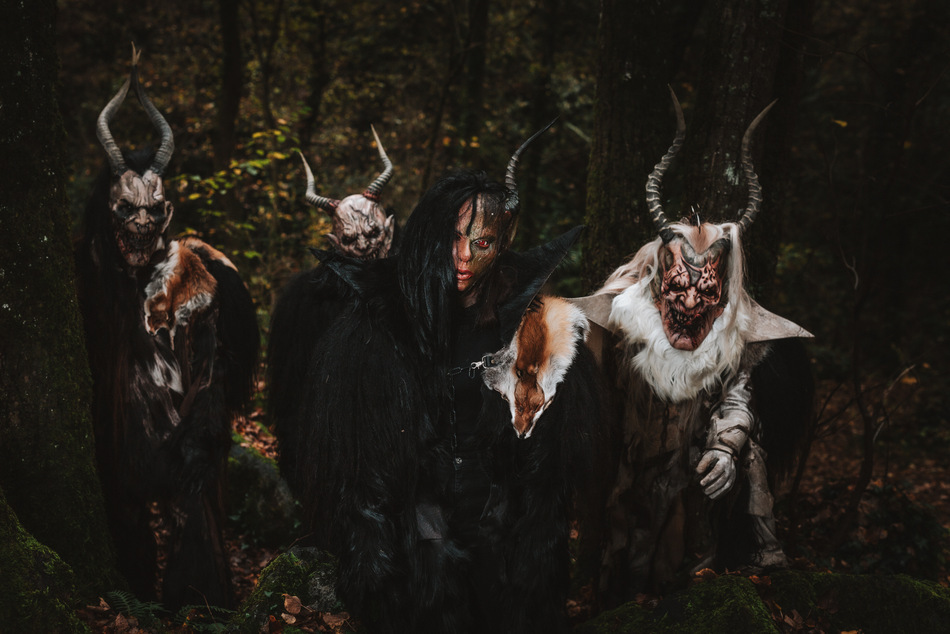 Storywelt — Fallen Angels Gruppe in nebliger Südtiroler Waldlandschaft